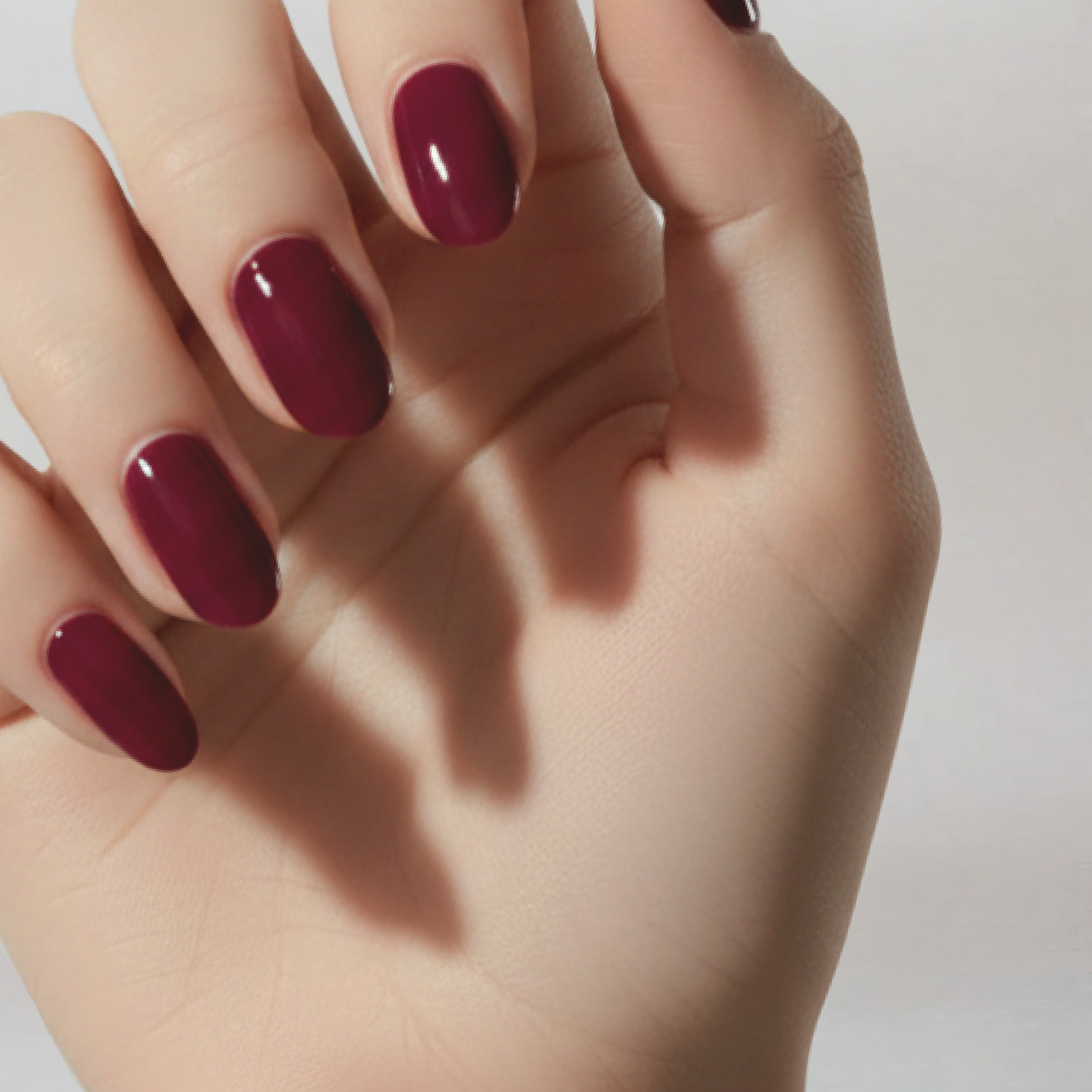 glov-coolnails-nagellack-plum-noir-klassischer-nagellack-in-tiefem-weinrot-burgu image 2