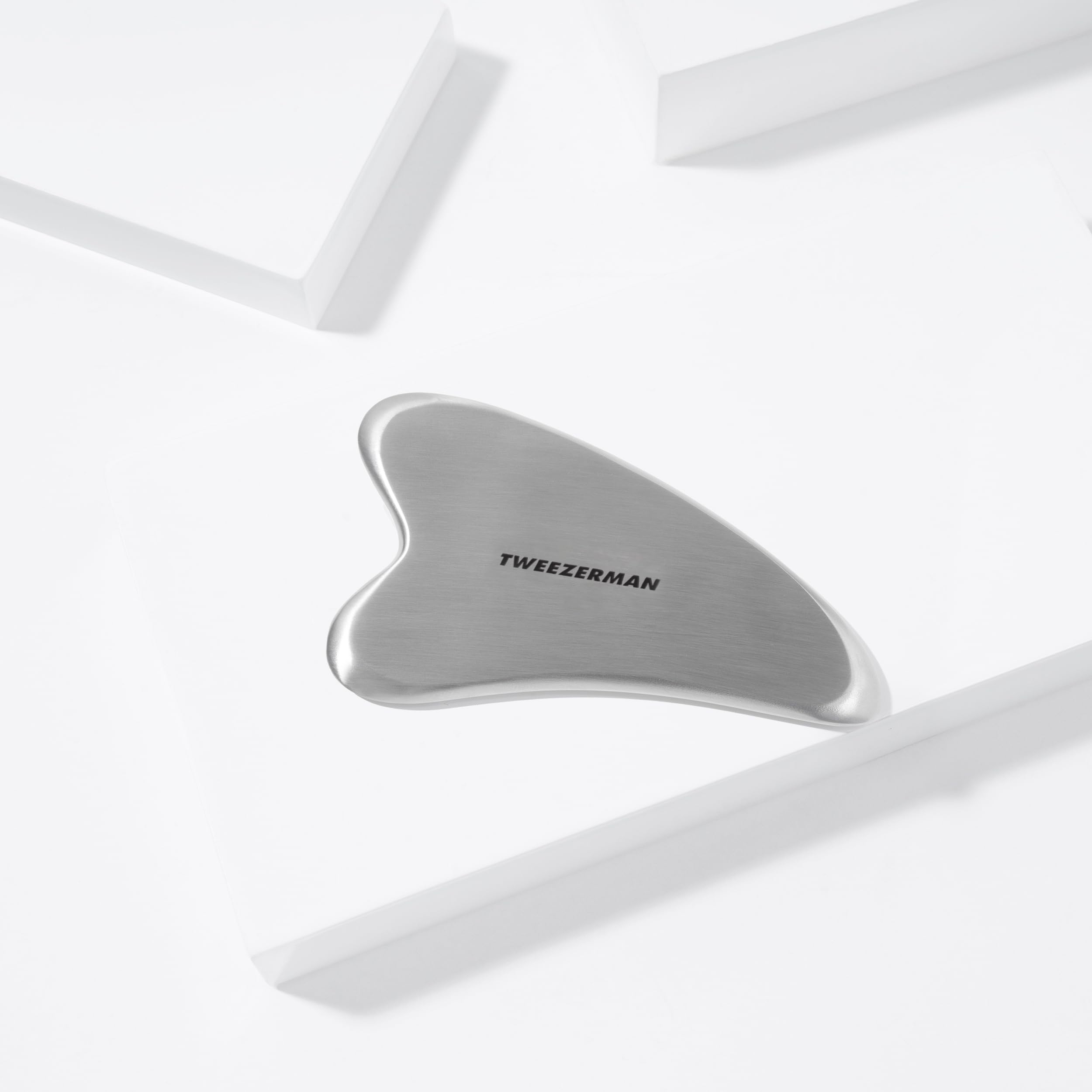 tweezerman-gua-sha-gesichtsmassager-silber-gesichts-und-augenmassage-stein-aus-c image 3