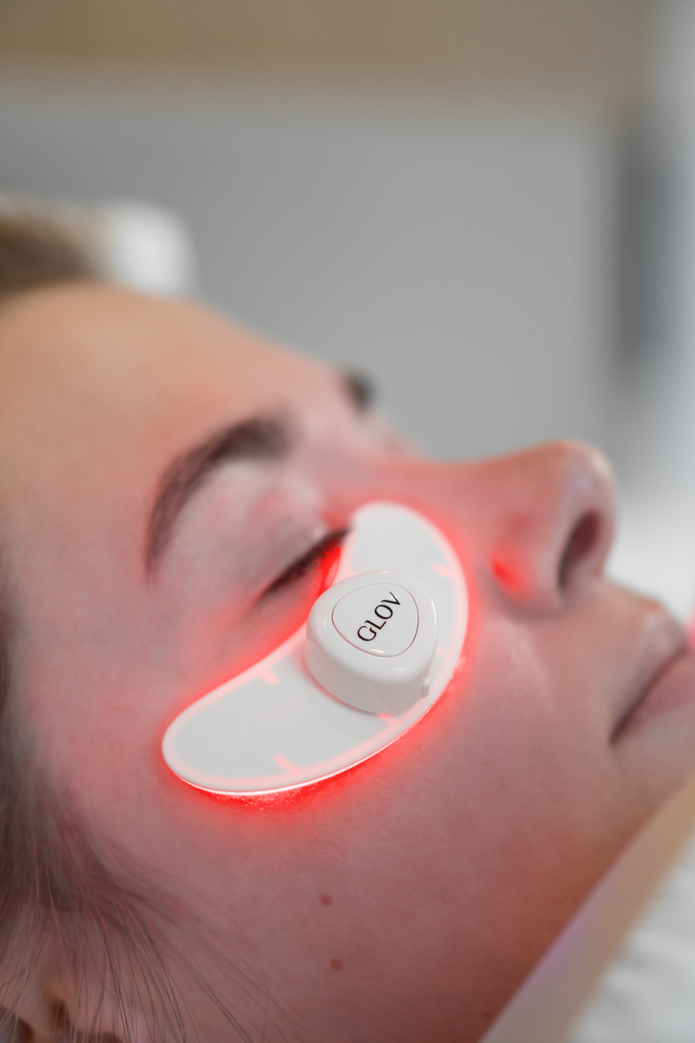 glov-led-luna-eye-led-augenpatches-mit-ladecase-f-r-strahlende-erfrischte-augenp image 3